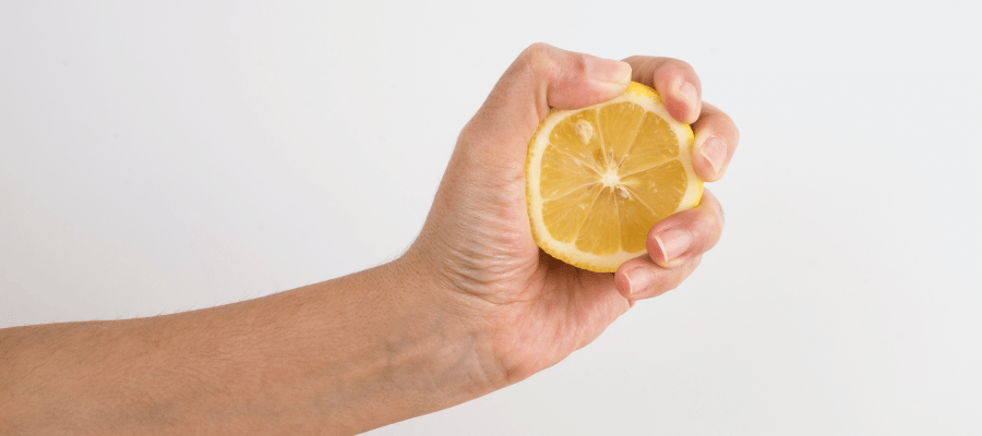 hand die in citroen knijpt